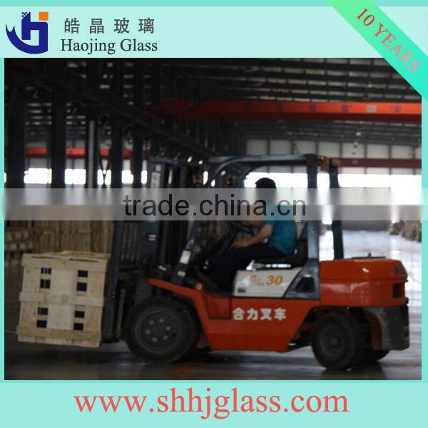 white or white lacquered glass for the wardrobe sliding doors