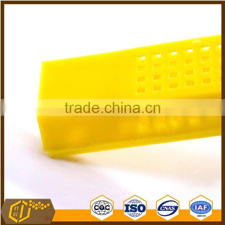 2016 top quality plastic bee queen cage/queen escape