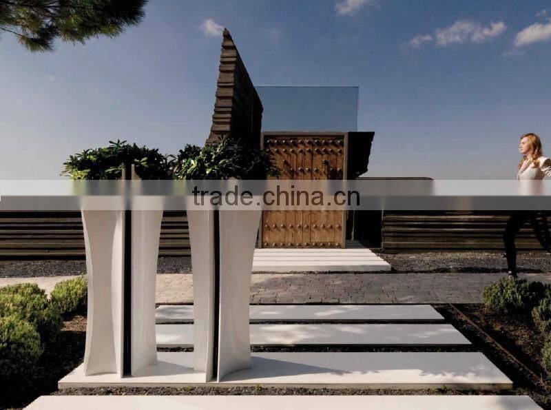 Simple and generous fiberglass flower pot