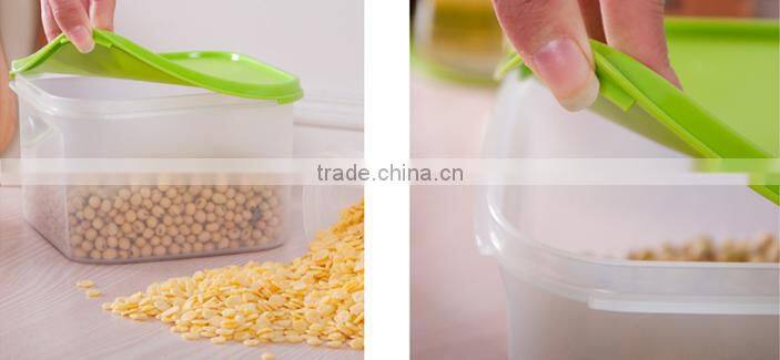 Plastic storage containers set