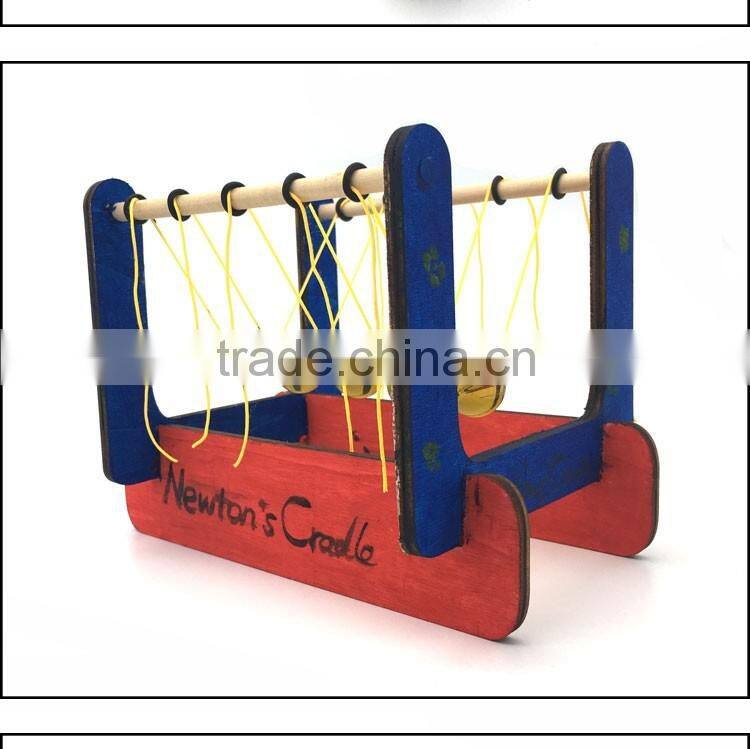 Educational School Lesson Use Wooden Base Newton's Cradle