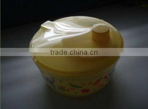 Plastic vegetable and fruit salad spinner
