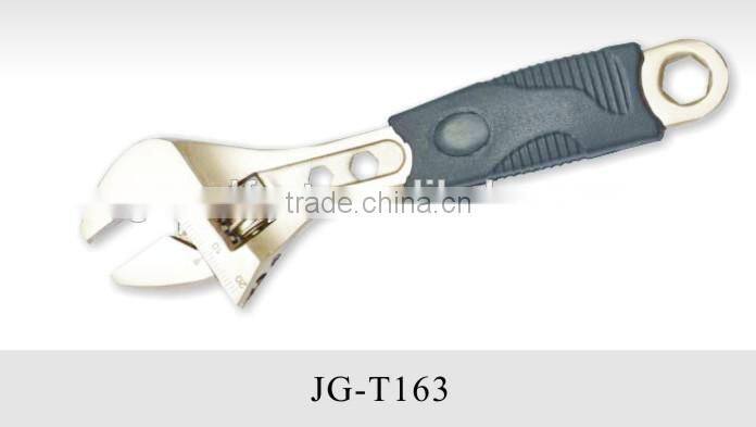 adjustable wrench with hammer function