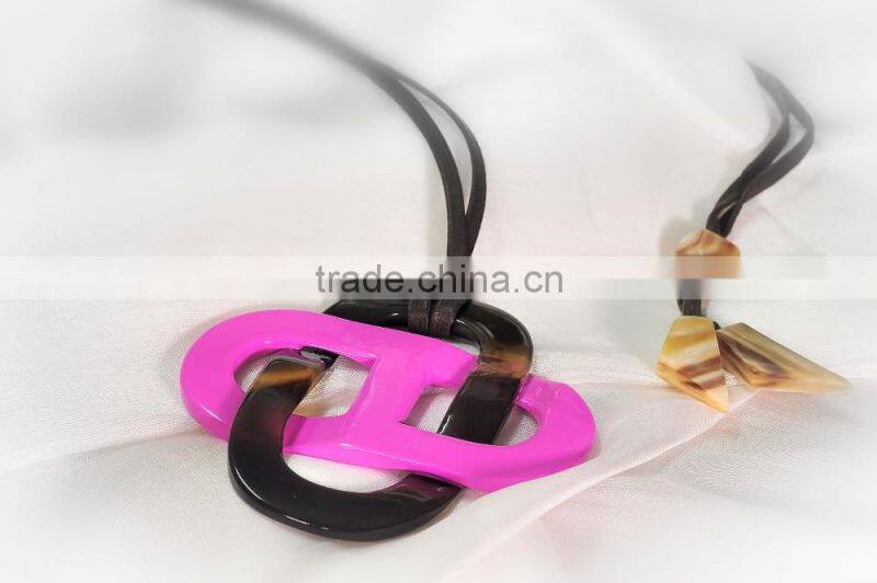 Buffalo horn necklace with lacquered finishing