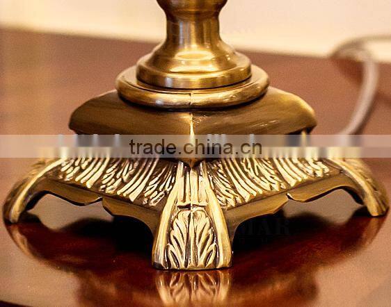 Clear crystal body golden metal bottom concise design table lamp