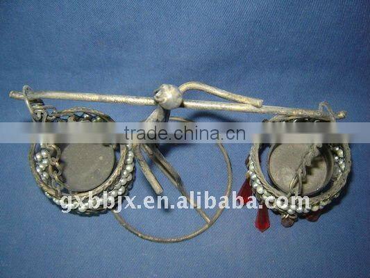 White and red pearl gold artificial wire people pick up shaped decorative candlestick craft