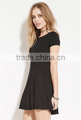 The classic posed a short-sleeved dress pure color