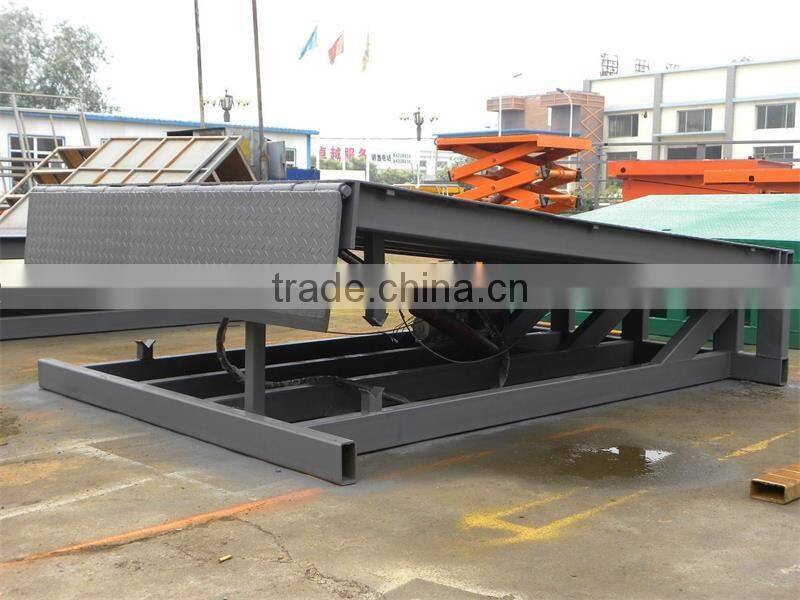 Hydraulic Loading Ramp For Working In The Warehouse