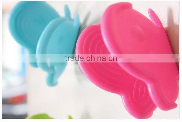 Magnetic insulate butterfly clip