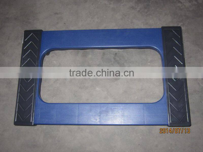 Four-wheel moving pallet dolly with rubber carpet