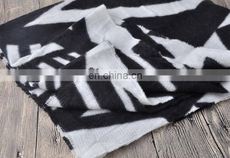 Wholesale Fall scarf Winter Warm Scarf Cheap Black And White Shawl in stock