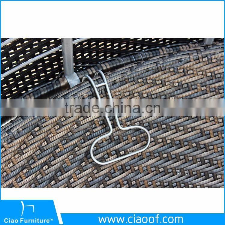 French Classical Round Wicker Daybed