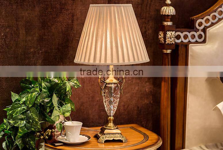 Clear crystal body golden metal bottom concise design table lamp