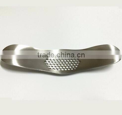 cy282 Curved garlic stainless steel 304/430 multi-functional manual garlic creative twist garlic kitchen worn garlic
