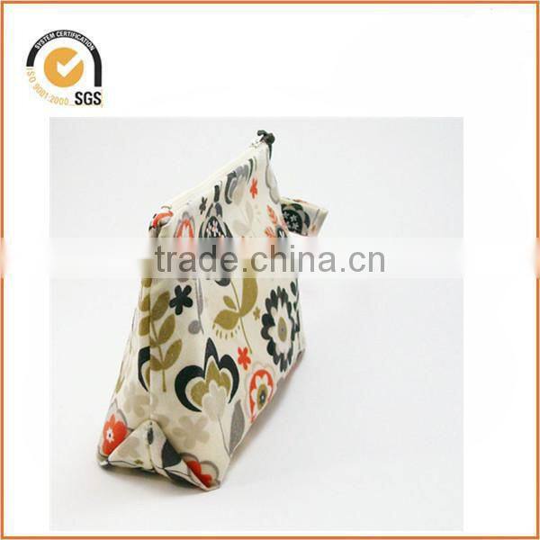 Vintage Cottage Flower Print / Makeup Bag / Cosmetic / Zipper Pouch By Chiqun Dongguan CQ-H02017