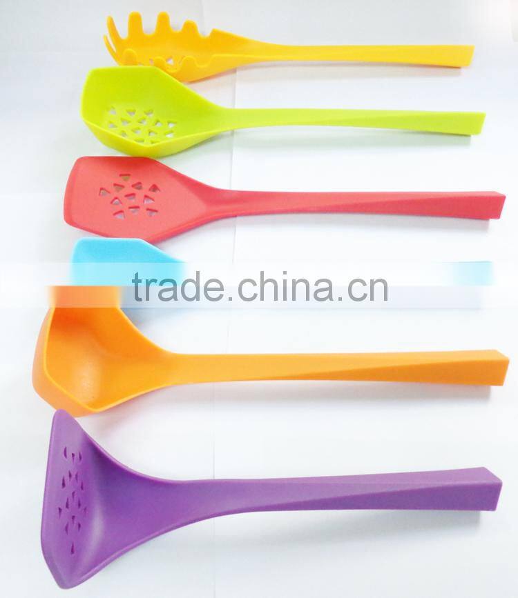 2017 pomotion gift Nylon kitchen utensils set