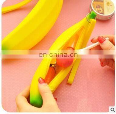 2017 Novelty Funny Silicone Portable Yellow Banana Coin Pencil Case Unique Purse Bag Wallet Pouch Keyring Hot Selling