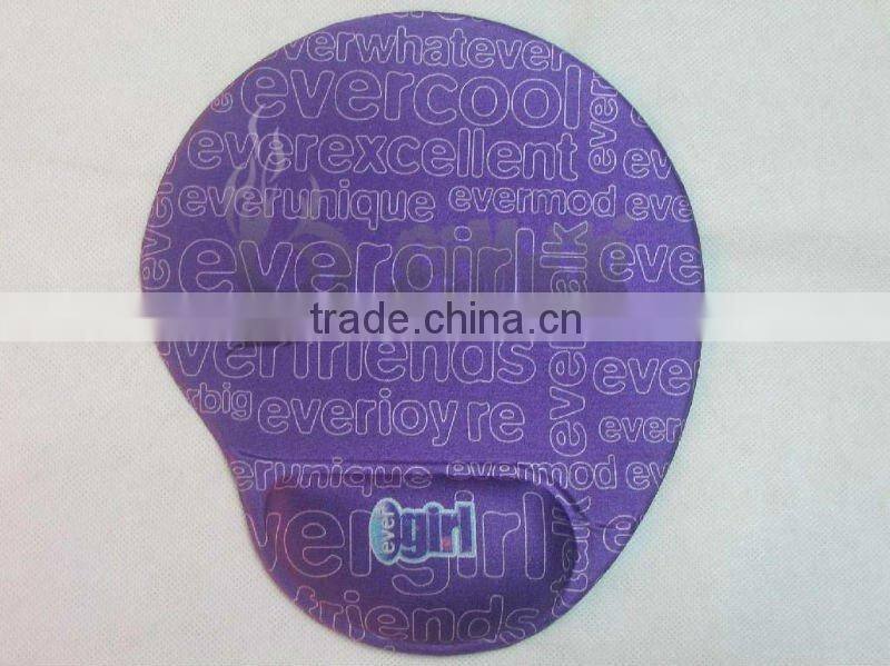 Rubber gaming mousepad with overlocked edge