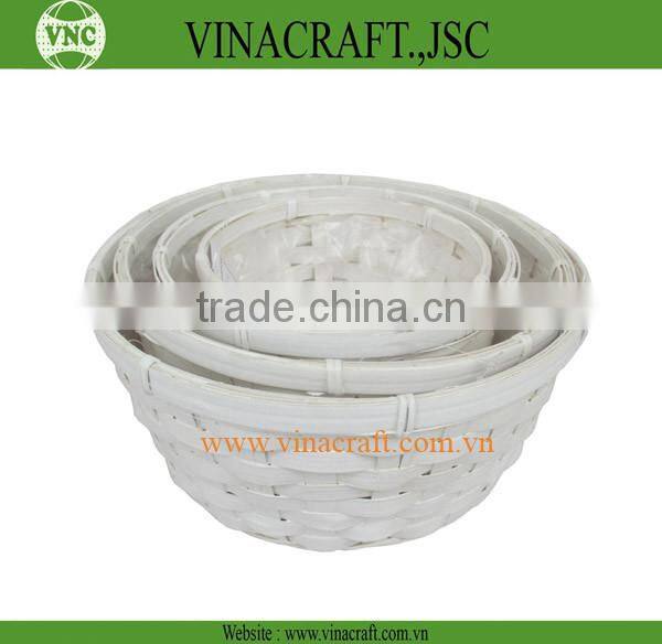 Wicker garden planter with plastic liner