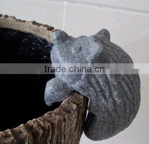 antique finish Climbing hedgehog hanger garden animals decoration