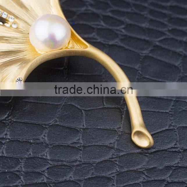 Fashion natural pearl gold-plated ginkgo biloba brooch