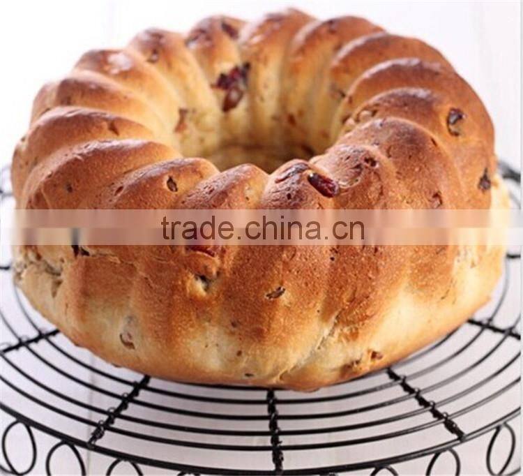 Silicone cake mold with handle