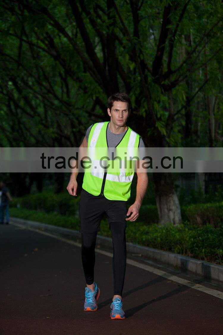 Working Outdoors Flashing Safety Vest with Reflective Fabric