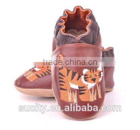 china baby leather shoe with tiger embroidered