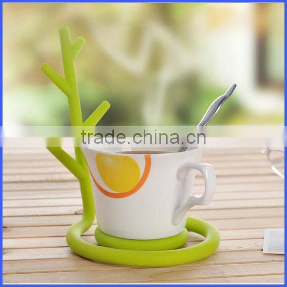 Silicone tree branch for cooking pans