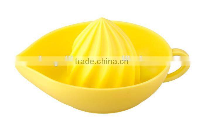 2015 wholesale novelty non-toxic hot selling lemon squeezer with silicone handles