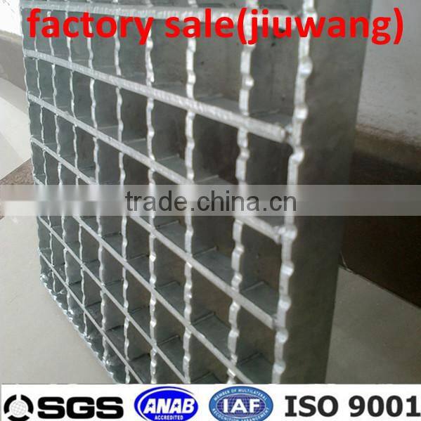 Heavy duty press locked grating
