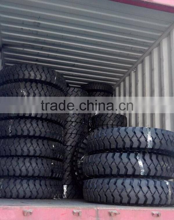 Wide tread rubber pneumatic forklift tire 700-12
