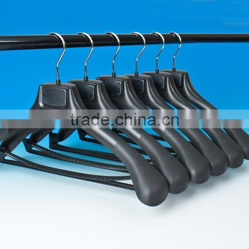 2016 Wholesale plastic hanger with logo with low cost