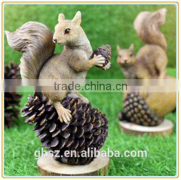 Custom fashion garden decorative animal resin cute and vivid squirrel figurine for sale