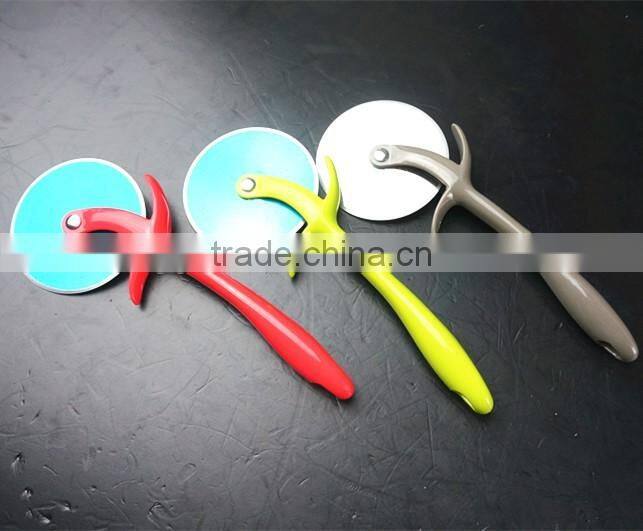 32066 Kitchen gadget kitchen tool round pizza cutter