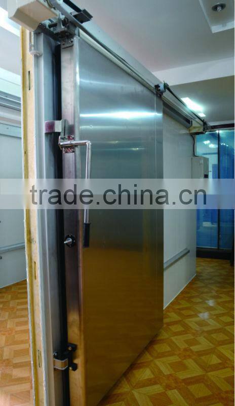 Automatically closed door for cold storage
