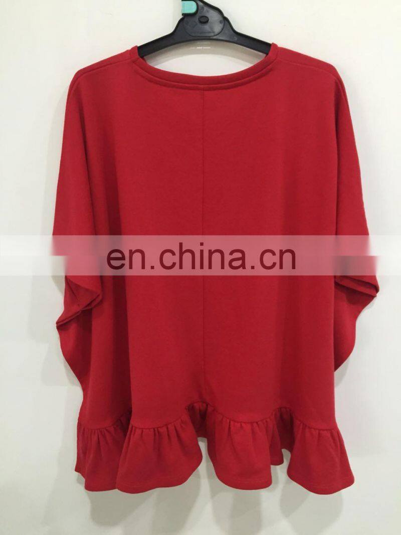 The bat sleeve fork poised under terry fabric jogging top