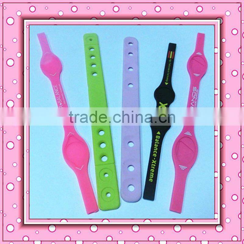 Luggage zipper slider