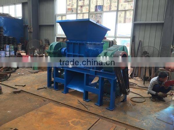 Solid waste shredding machine