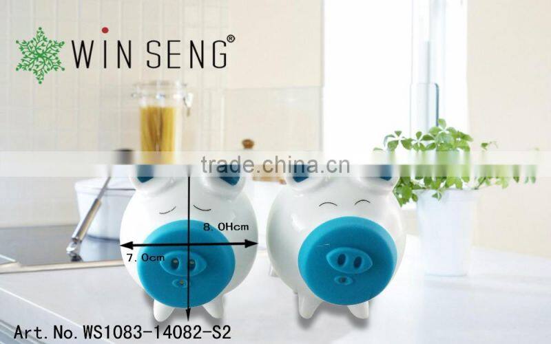 The pig shape ceramic salt and pepper canister for sugar