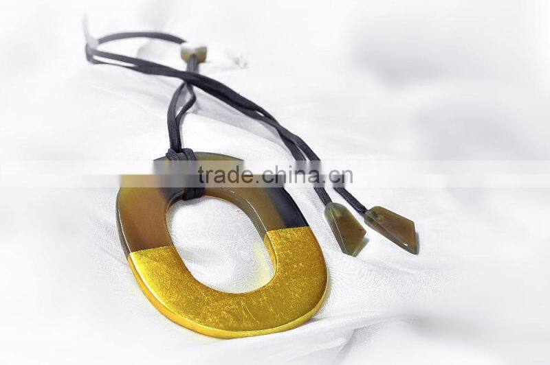 Buffalo horn necklace with lacquered finishing