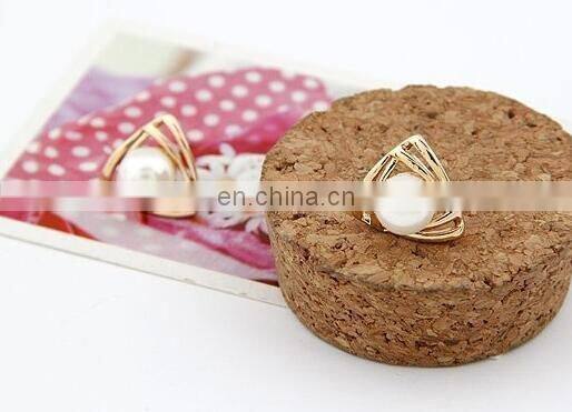 Korean jewelry sweet and romantic and lovely and generous temperament imitation pearl earring hollow Triangle earring