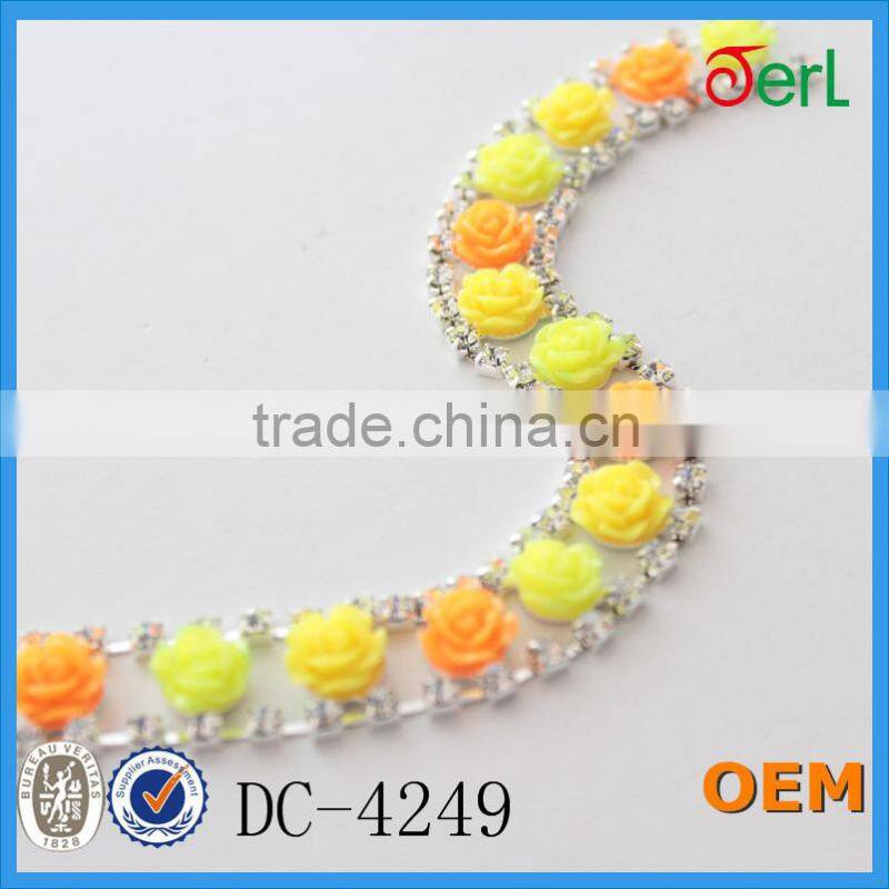 Popular Flower Shape Plastic Pearl Chain with Crystal Trim Necklace Designs Bridal for Dress