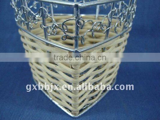 Heart shaped rattan weaving wire storage pen holder
