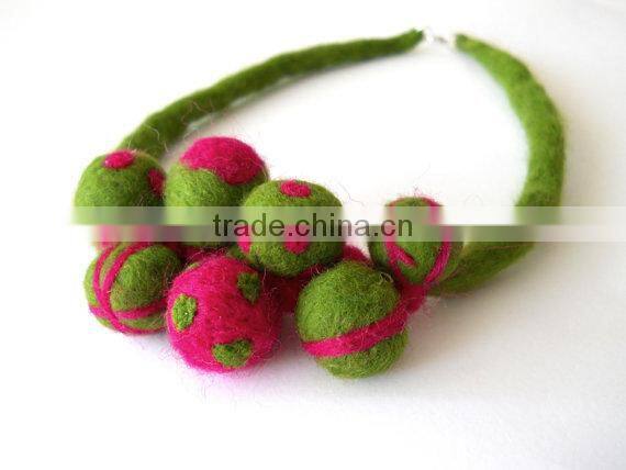 2017 New Fashion Handmade Christmas ornament eco friendly 2cm 100% Wool Felt material of Dryer flower Balls for necklace and rug