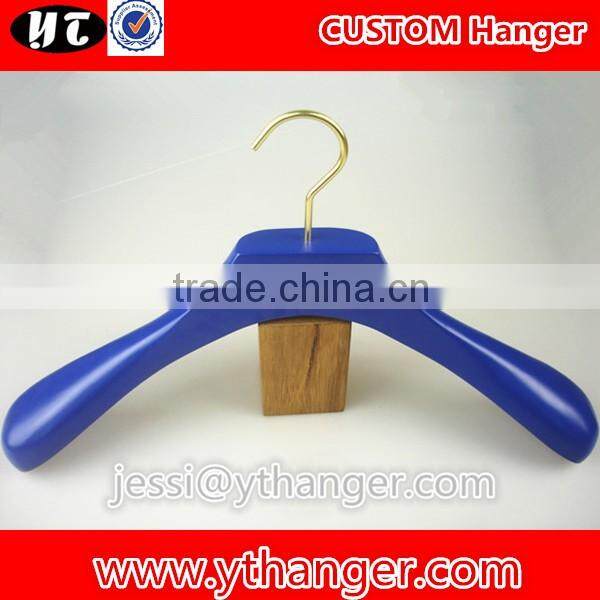 YY0513 wholesale luxury bule wide shoulder clothes hangers men suits hanger with velvet trousers bar