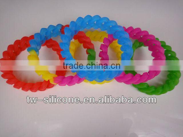 Eco-friendly cheap silicone chain bracelet jewelry wrist band