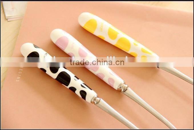 2015 hot sell food grade plastic handle stailess steel spoon supplier in China,food grade plastic kitchen supplier