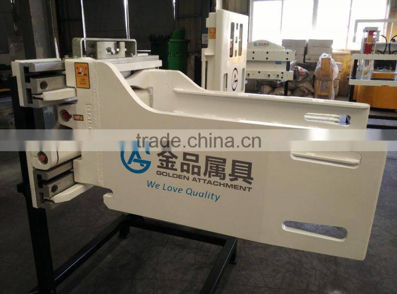 bale clamps mounted in forklift