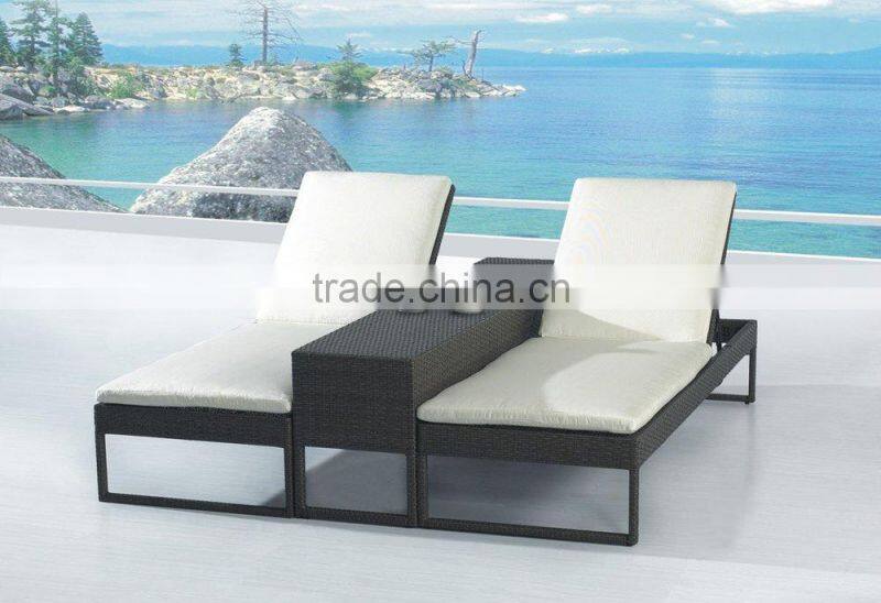 2017 Trade Assurance Most Popular outdoor woven rattan resin wicker double chaise sun lounge designs